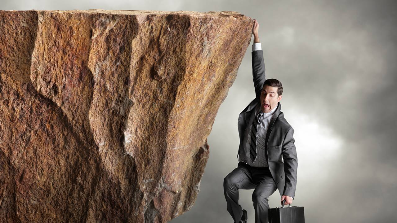ASX edges up on strong energy and resources stocks