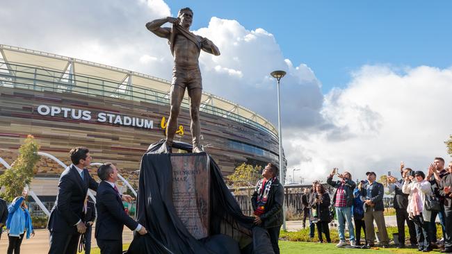 Nicky Winmar (right) unveils his statue with AFL Chief Executive Officer Gillon McLachlan (left) and Premier of Western Australia Mark McGowan (centre) at Optus Stadium in Perth.