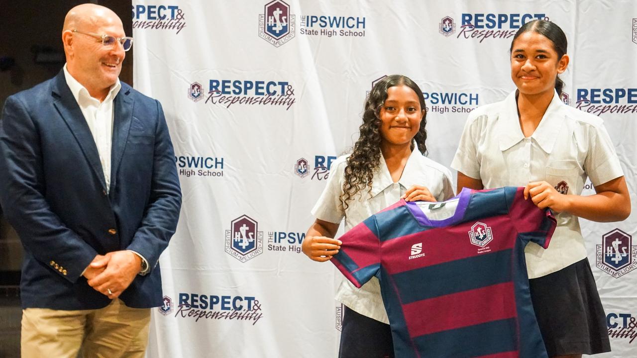 Michael Hancock presenting jersey to Years 7 and 8 Girls Captains Noreenlupe Too and AJ Yakapo-Maori.