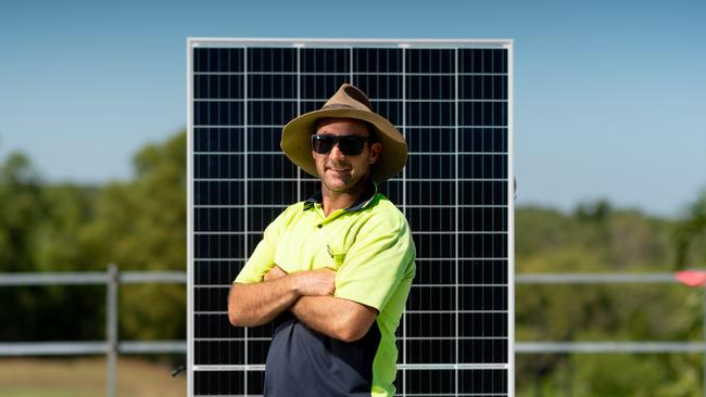 <s1>Installer Craig Watson helps put a 99.6kw solar system in at Crocodylus Park. </s1> <ld pattern=" "/> <source>Picture: Che Chorley</source>