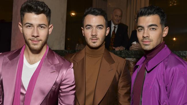 BEVERLY HILLS, CALIFORNIA - FEBRUARY 27: (L-R) Nick Jonas, Joe Jonas, and Kevin Jonas of the Jonas Brothers pose for portrait at The Women's Cancer Research Fund's An Unforgettable Evening 2020 at Beverly Wilshire, A Four Seasons Hotel on February 27, 2020 in Beverly Hills, California.   Rodin Eckenroth/Getty Images/AFP == FOR NEWSPAPERS, INTERNET, TELCOS & TELEVISION USE ONLY ==