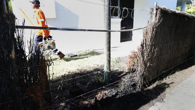 Police Hunt Arsonist After Fence Set On Fire On Sydneys Northern Beaches Daily Telegraph 