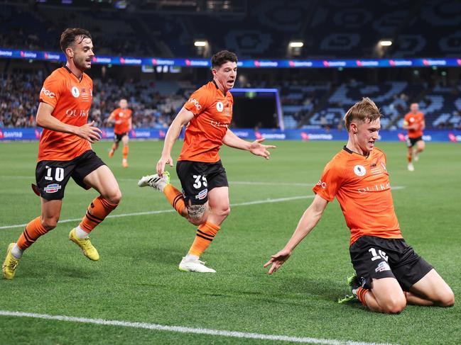 Thomas Waddingham of Brisbane Roar celebrates with teammates after scoring a goal during the 2023 Australia Cup Final match between Sydney FC and Brisbane Roar FC at Allianz Stadium on October 07, 2023 in Sydney, Australia. (Photo by Matt King/Getty Images)