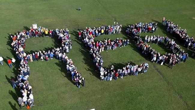 About 1000 of Reggie’s Tasmanian fans who formed a human sign at the Domain to welcome her back home in 2003.