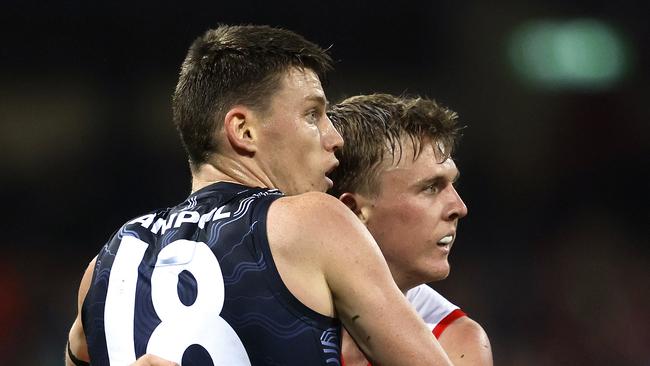 Sydney's James Jordon tagging Carlton's Sam Walsh during the Sir Doug Nicholls Round match between the Sydney Swans and Carlton Blues at the SCG on May 17, 2024. Photo by Phil Hillyard (Image Supplied for Editorial Use only – **NO ON SALES** – Â©Phil Hillyard )