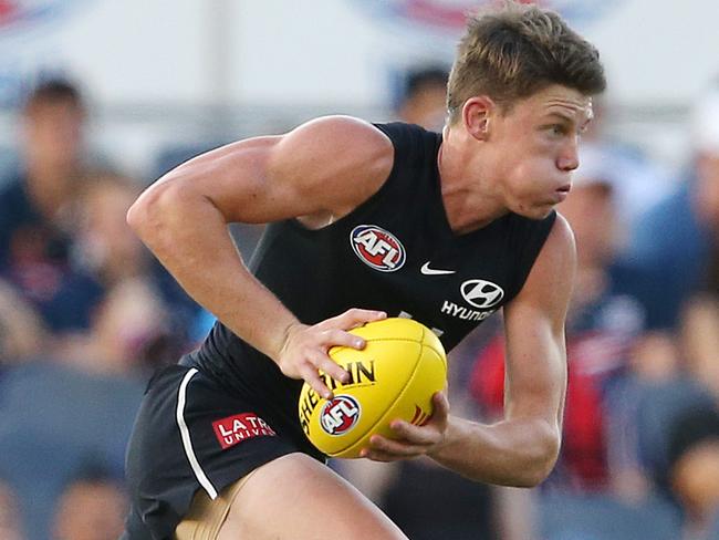 AFL. JLT. Round 1. Carlton v Essendon at Ikon Park. Sam Walsh bursts out of the middle   . Pic: Michael Klein