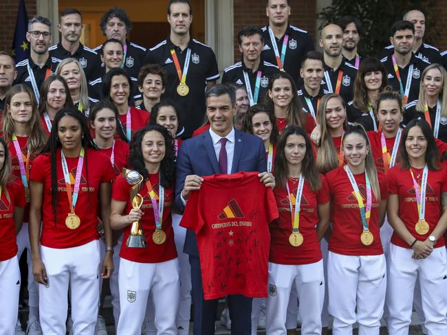 Spanish Prime Minister Pedro Sanchez (C) with the World Cup winners. Picture: Pablo Blazquez Dominguez/Getty Images)