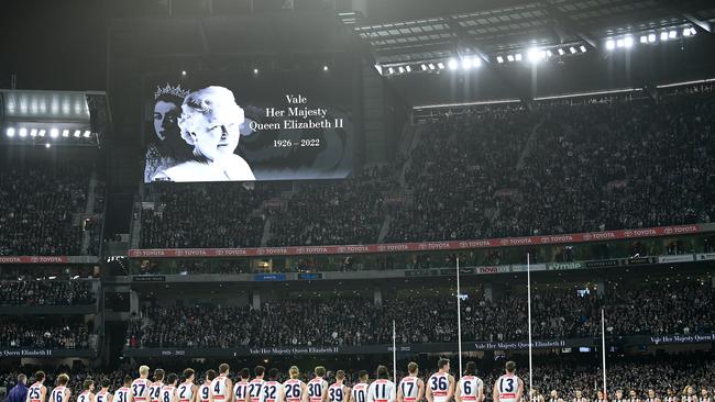 MELBOURNE, AUSTRALIA - SEPTEMBER 10: Players stand for a  minute silence in memory of Her Majesty Queen Elizabeth II during the AFL First Semifinal match between the Collingwood Magpies and the Fremantle Dockers at Melbourne Cricket Ground on September 10, 2022 in Melbourne, Australia. (Photo by Quinn Rooney/Getty Images)