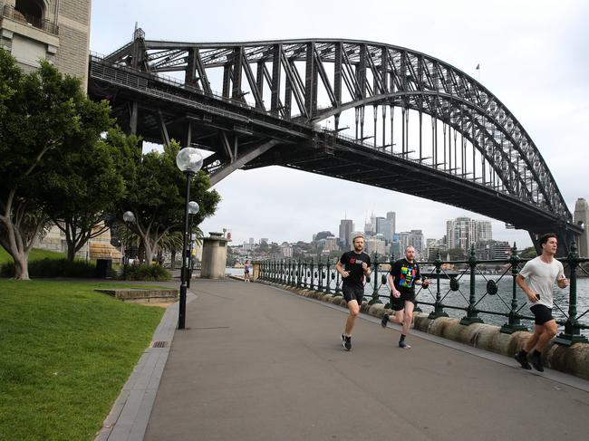 SYDNEY, AUSTRALIA : NewsWire Photos - NOVEMBER 06 2024; People are seen jogging along the harbour foreshore path early this morning with a view of the Sydney Harbour Bridge in the background. Picture: NewsWire / Gaye Gerard