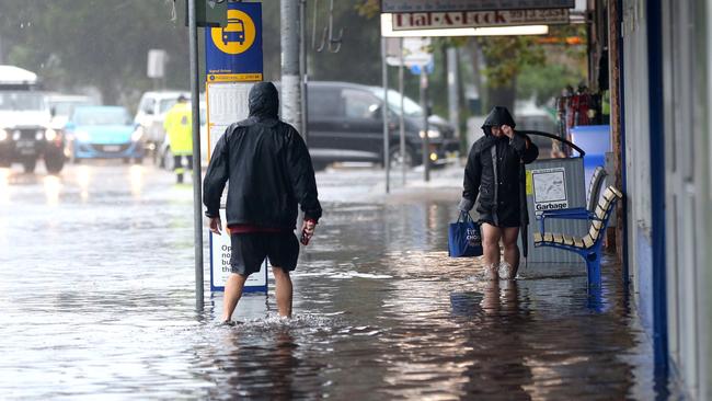 Pittwater Rd at Narrabeen. Photo John Grainger