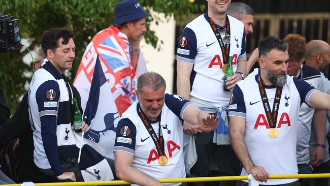 Tottenham celebrate their first major trophy in 17 years. (Photo by Peter Nicholls/Getty Images)