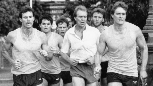 Scott Morphett, Stephen Rowe, Andrew Payze, coach Graham Cornes, Scott Hodges and Peter Schwarz during a Crows training session in November 1990.