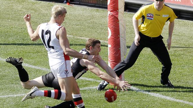 The famous Heath Shaw smother which set Collingwood on the path to victory.