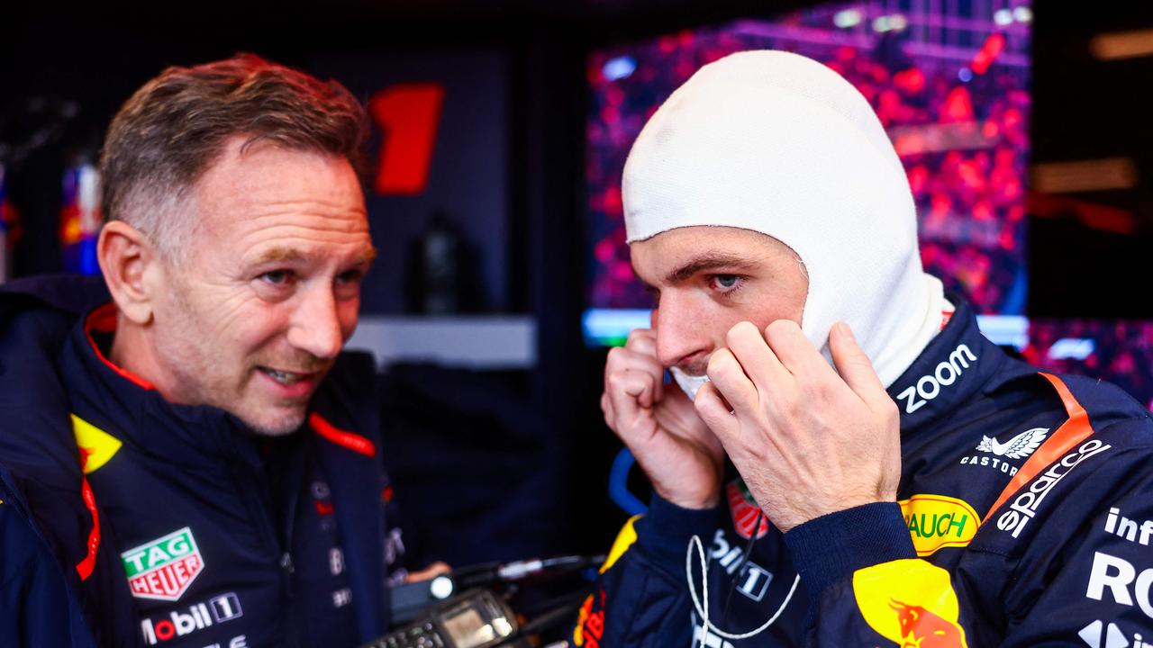 LAS VEGAS, NEVADA - NOVEMBER 22: Max Verstappen of the Netherlands and Oracle Red Bull Racing talks to Oracle Red Bull Racing Team Principal Christian Horner in the garage during qualifying ahead of the F1 Grand Prix of Las Vegas at Las Vegas Strip Circuit on November 22, 2024 in Las Vegas, Nevada. Mark Thompson/Getty Images/AFP (Photo by Mark Thompson / GETTY IMAGES NORTH AMERICA / Getty Images via AFP)