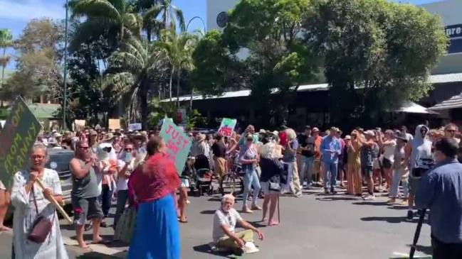 Police and protesters clash in Byron Bay