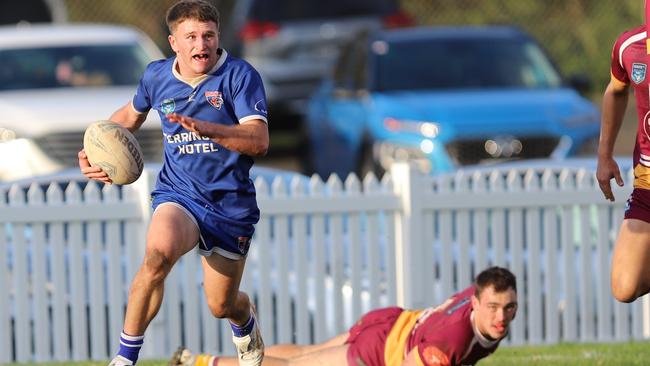 Wesley Pring evades the defence. Picture: Steve Montgomery/Ourfootyteam