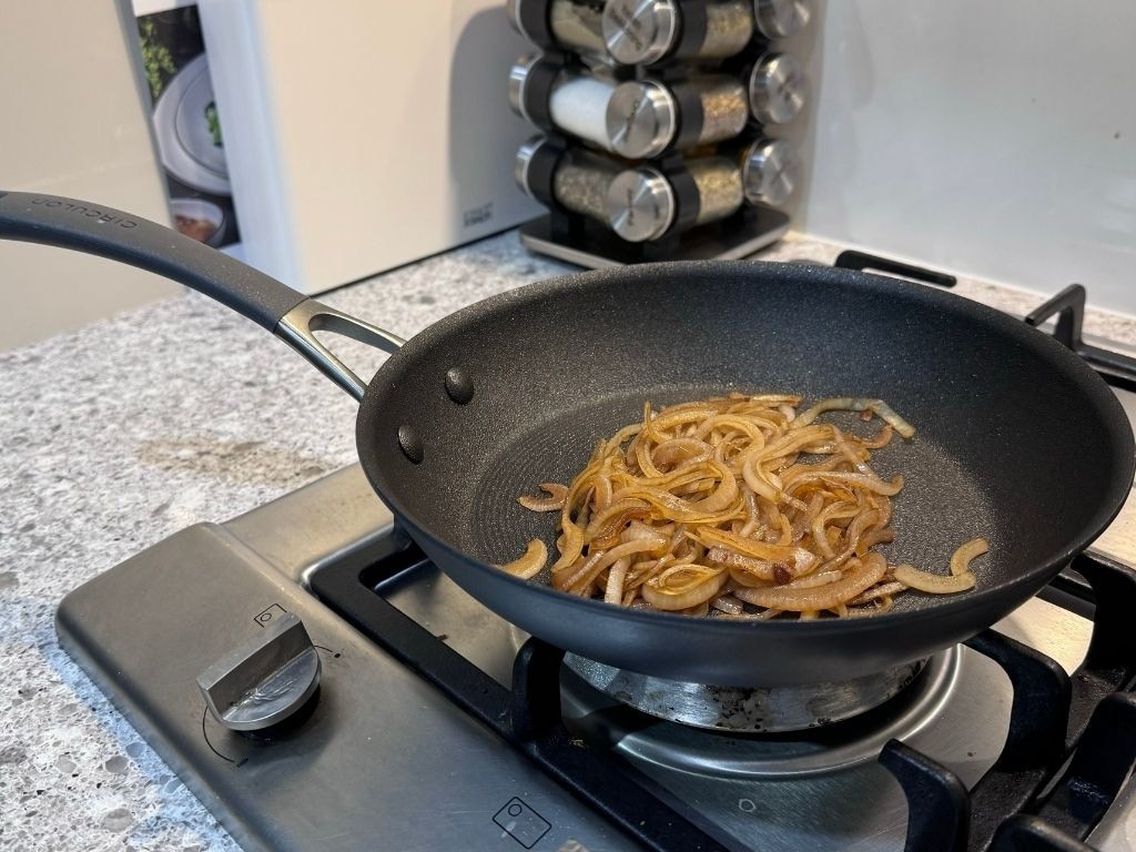 We try the Circulon ScratchDefense A1 Nonstick Induction Frypan 25.4cm in Grey.