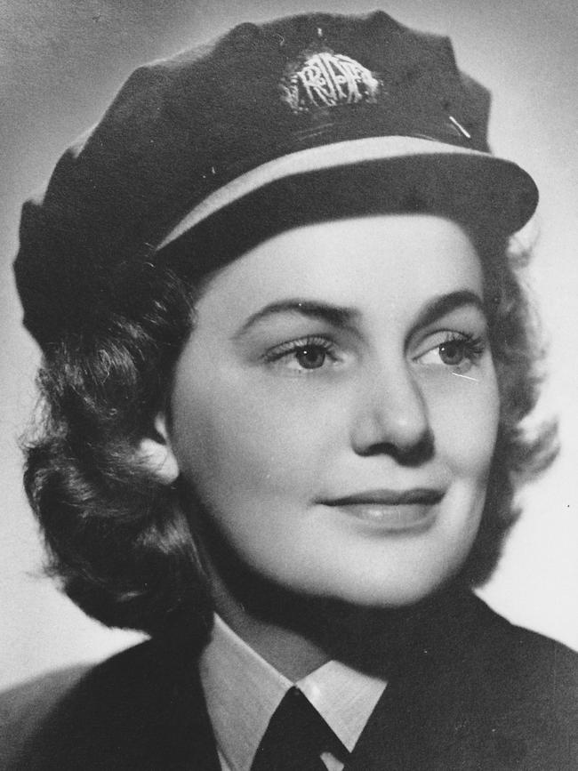 Beryl Burrowes in WAAAF uniform.