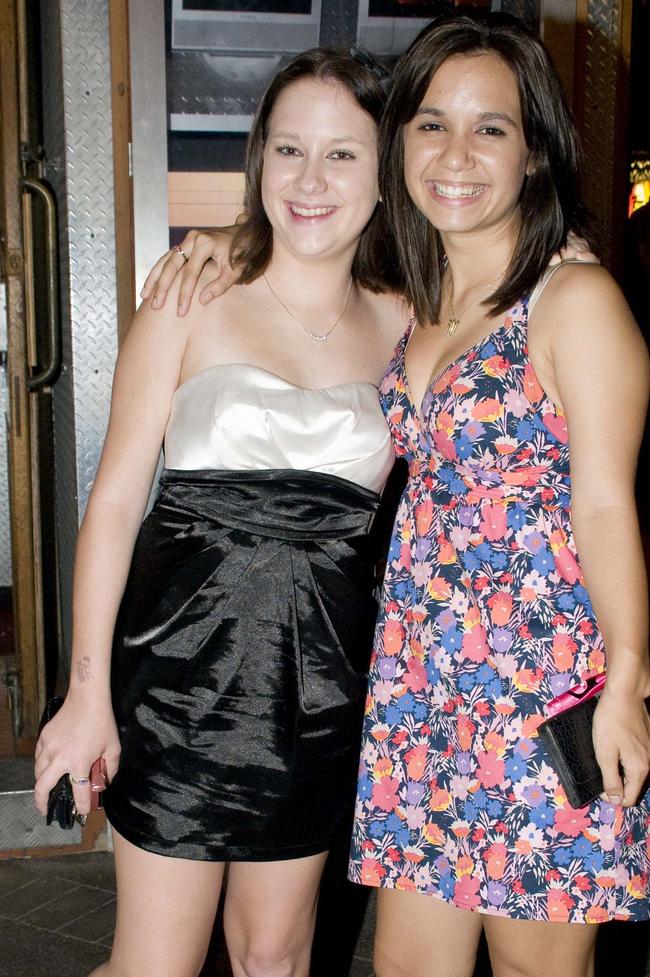 Socials, DJ Vee at Doors Nightclub, Mackay : Kate Hill and Mariah McAullay
