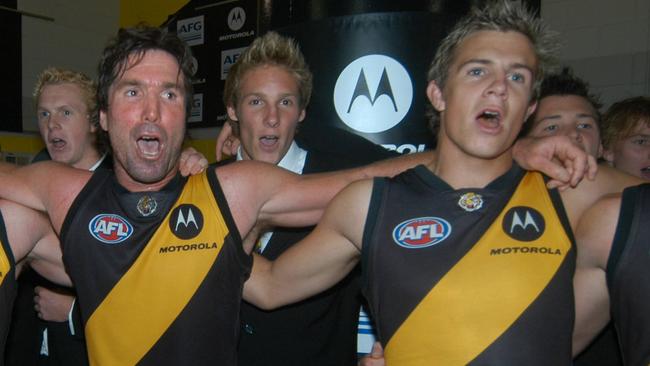 Teammates Wayne Campbell and Brett Deledio sing the Richmond song after a win in 2005.