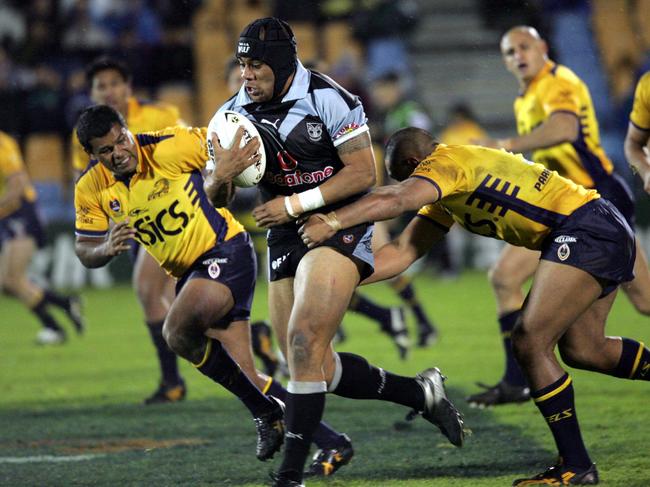 MANDATORY CREDITJULY 3, 2004 : Iafeta Paleaaesina (ball) during New Zealand Warriors v Parramatta NRL game at Ericsson Stadium in Auckland, 03/07/04. Pic Fotopress.Rugby League A/CT