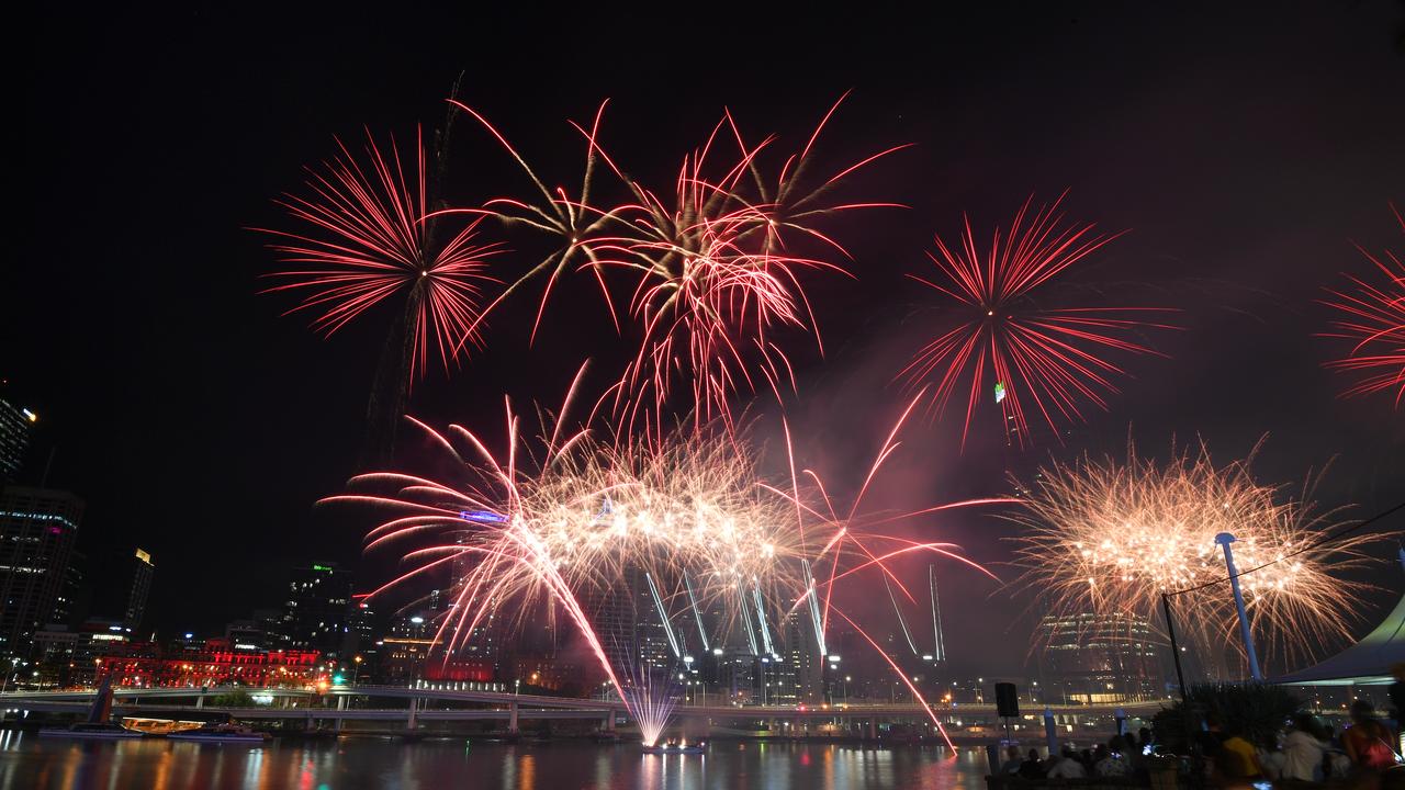 Crowds watch forewords display during New Year's Eve celebrations in Brisbane. (AAP Image/Dan Peled)