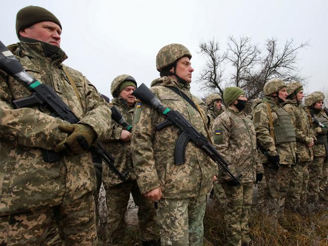 Reservists of the Ukrainian Territorial Defence Forces line up during military exercises at a training ground outside Kharkiv, Ukraine December 11, 2021. REUTERS/Vyacheslav Madiyevskyy