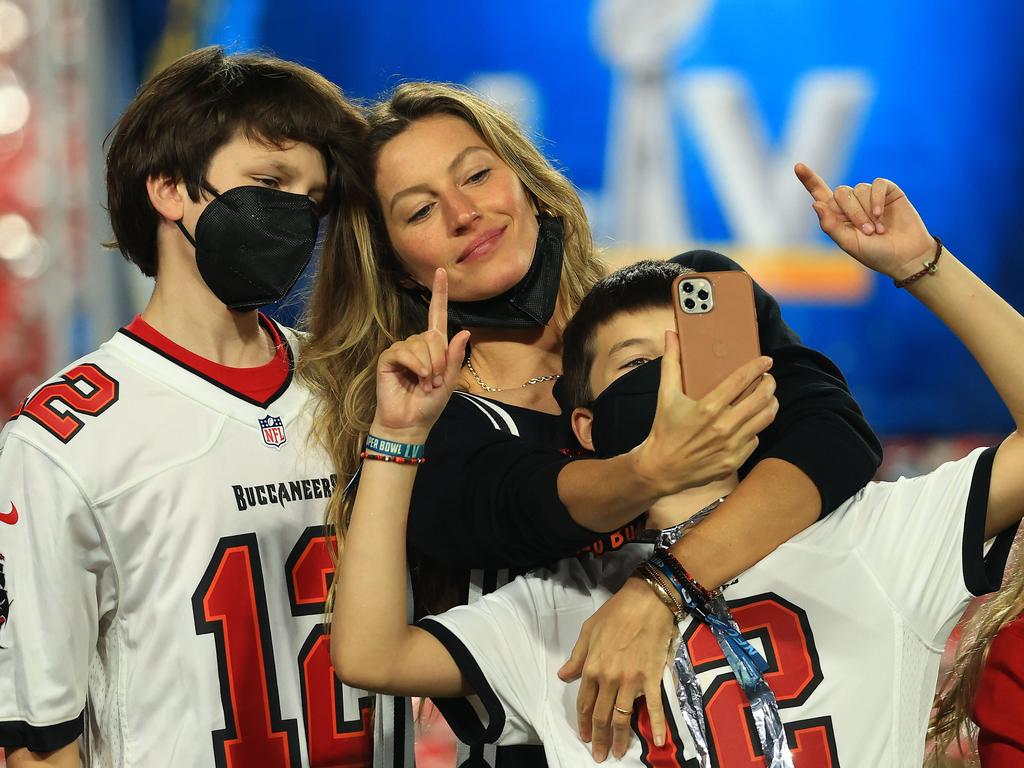 Gisele and her kids pose for a selfie on the field post match. Picture: Mike Ehrmann/Getty Images/AFP