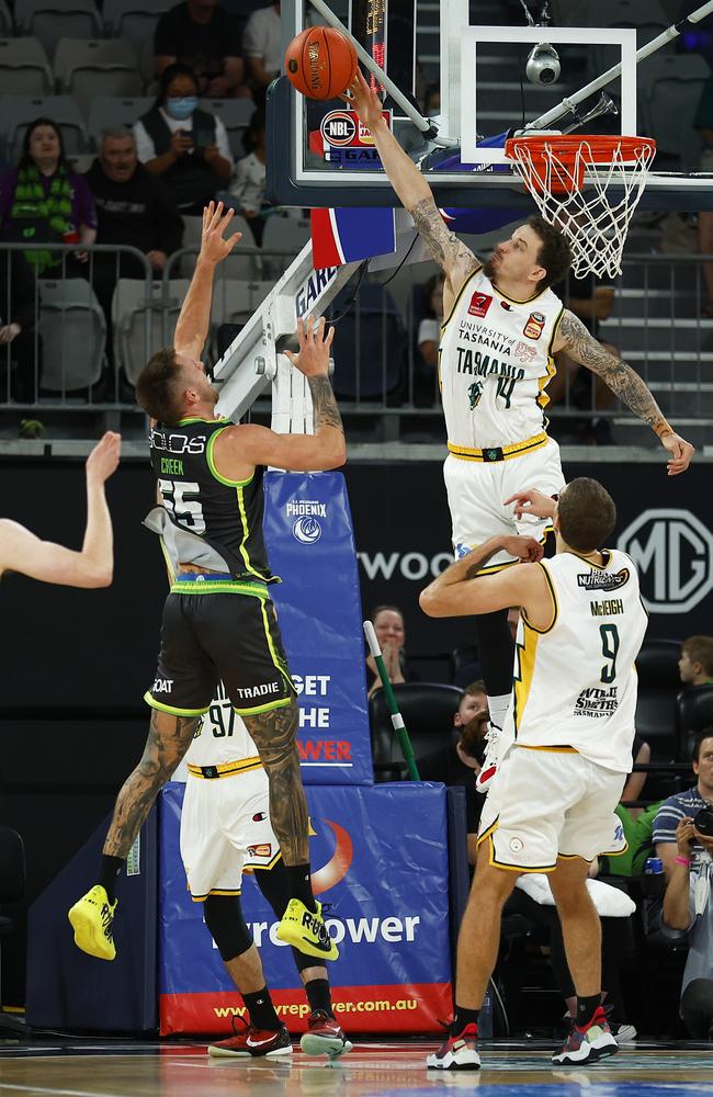 The incredible moments a soaring Josh Adams denied Mitch Creek at the rim. Picture: Getty Images