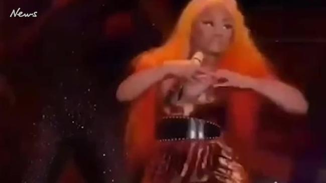 See Nicki Minaj's under-boobs flash everyone is talking about