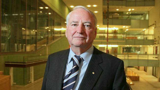 FEE APPLIES...ONE TIME USE... 28/07/2009 NEWS: FEE APPLIES...ONE TIME USE... 28/07/2009 NEWS: Tony Fitzgerald QC at the State Library of Queensland in Brisbane prior to giving the inaugural Tony Fitzgerald lecture. NN739648 NN739648