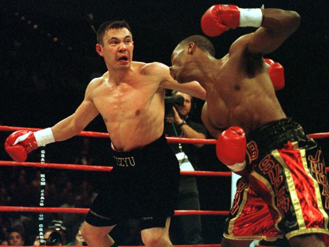 Kostya Tszyu (L) went into Zab Judah’s (R) backyard and caused a boilover, and Mendoza wants to do the same to Tim. Picture: Chris Farina/Corbis/Getty Images