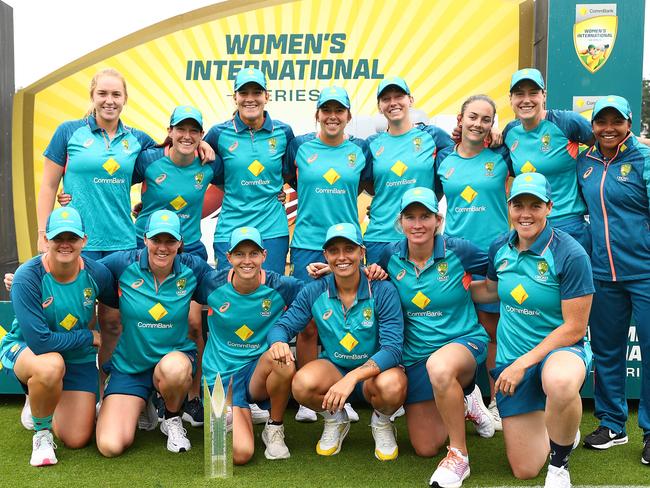 CANBERRA, AUSTRALIA - JANUARY 29: The Australian Team pose for a photo after game three of the International T20 series between Australia and Pakistan at Manuka Oval on January 29, 2023 in Canberra, Australia. (Photo by Mark Nolan/Getty Images)