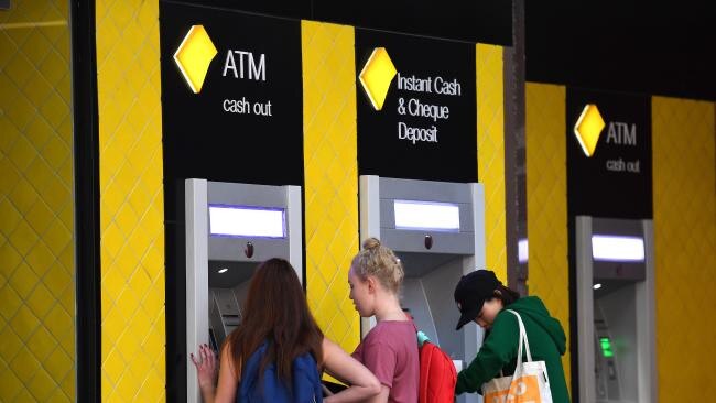 Customers use a Commonwealth Bank ATM in Brisbane. (AAP Image/Dan Peled)