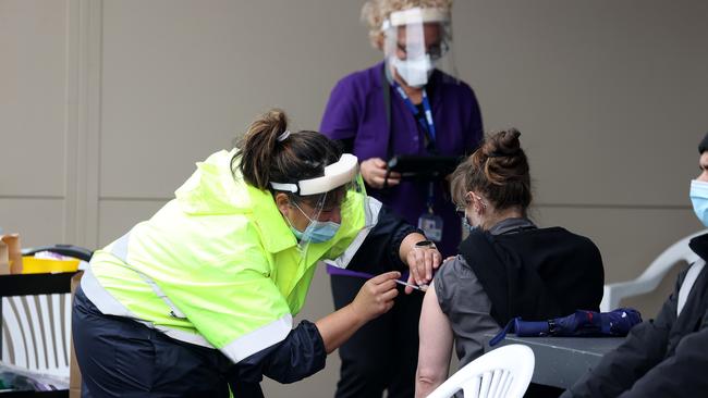 Mobile vaccine buses in Auckland can vaccinated up to 300 people per day. Picture: Getty