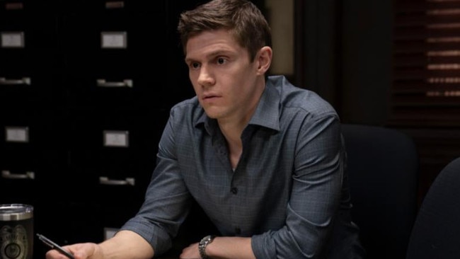 Evan Peters plays Detective Colin Zabel.