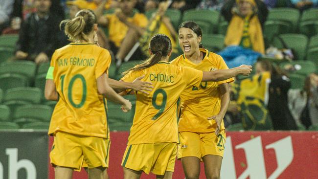 Alex Chidiac (centre) celebrates with Sam Kerr. (AAP Image/Tony McDonough)