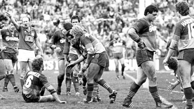 Phil Sigsworth is sent off by referee Mick Stone after a high tackle on Brett Kenny. Image: Peter Kurnik.