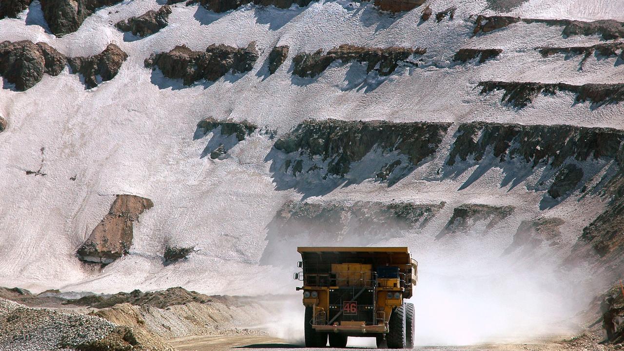 A truck transports copper at the Anglo American PLC Los Bronces (MINERA SUR ANDES) copper mine in central Chile, October 10, 2006. Photographer: Alejandra Parra/Bloomberg News.