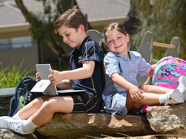 31/01/22. Back to school - Siblings Hugh - 8yrs who will be in year 3 and online learning at home whilst his little sister Harper  - 5yrs is starting reception and going to be onsite at school. Picture: Keryn Stevens