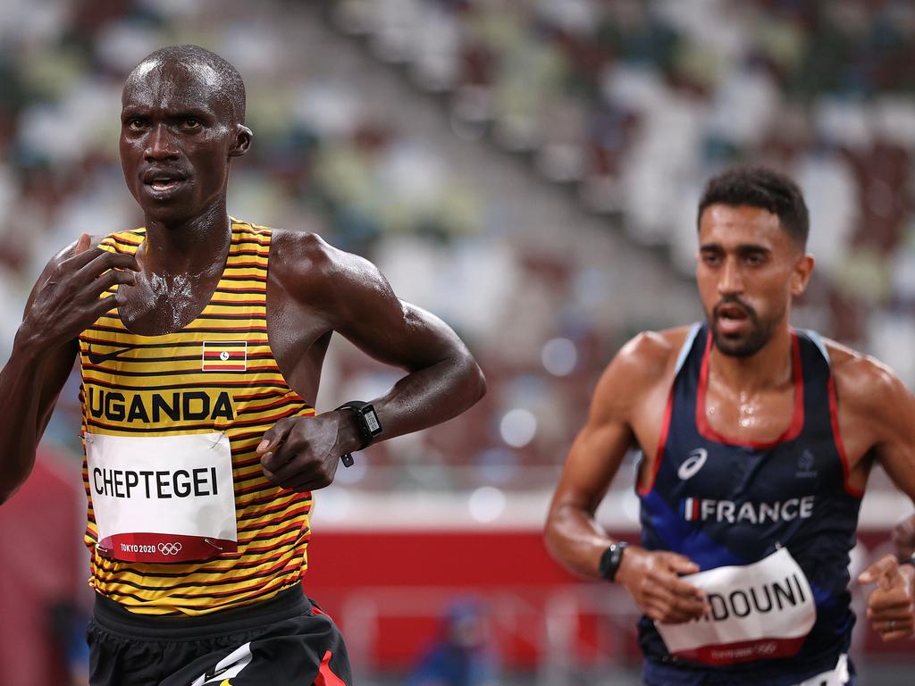 Morhad Amdouni behind Joshua Cheptegei in the 10,000m race.