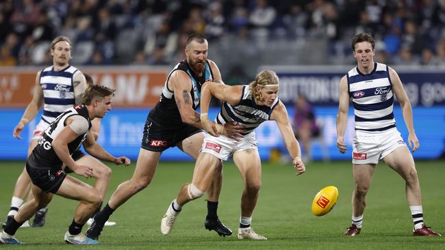 Charlie Dixon of the Power competes with Sam De Koning of the Cats. (Photo by Darrian Traynor/Getty Images)