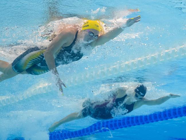 Ariarne Titmus (L) on her way to gold. Picture: Francois-Xavier Marit/AFP