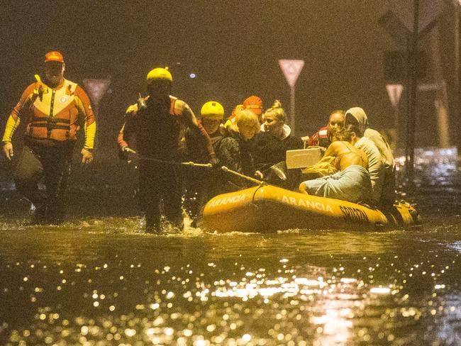 The SES urged the occupants of 930 homes to leave streets around Narrabeen Lagoon. Picture by Damian Shaw