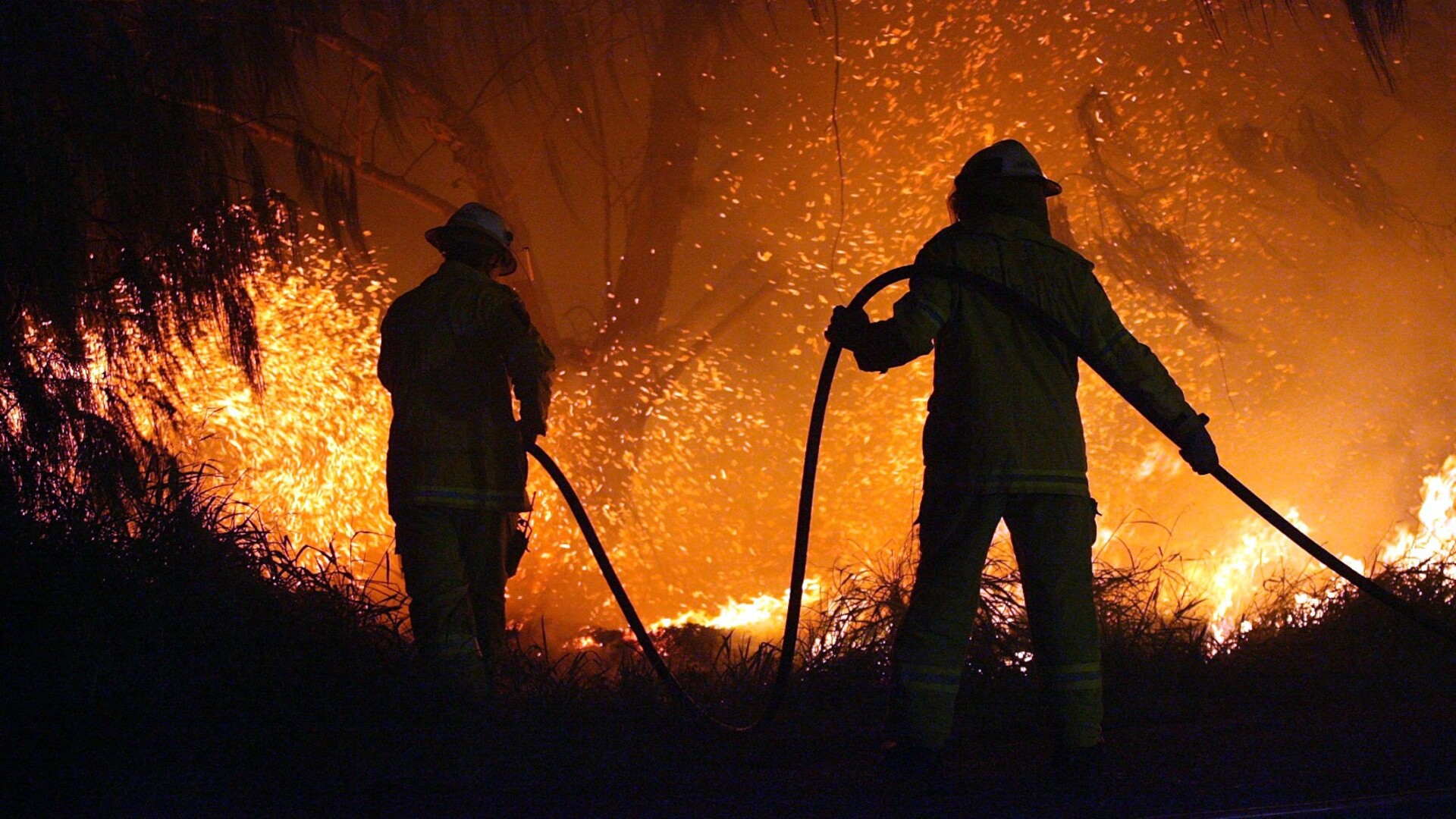 Emergency warnings remain in place for Victoria blaze