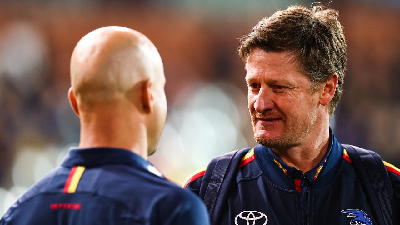 Ben Hart speaks with Adelaide coach Matthew Nicks in 2020. (Photo by Daniel Kalisz/Getty Images)