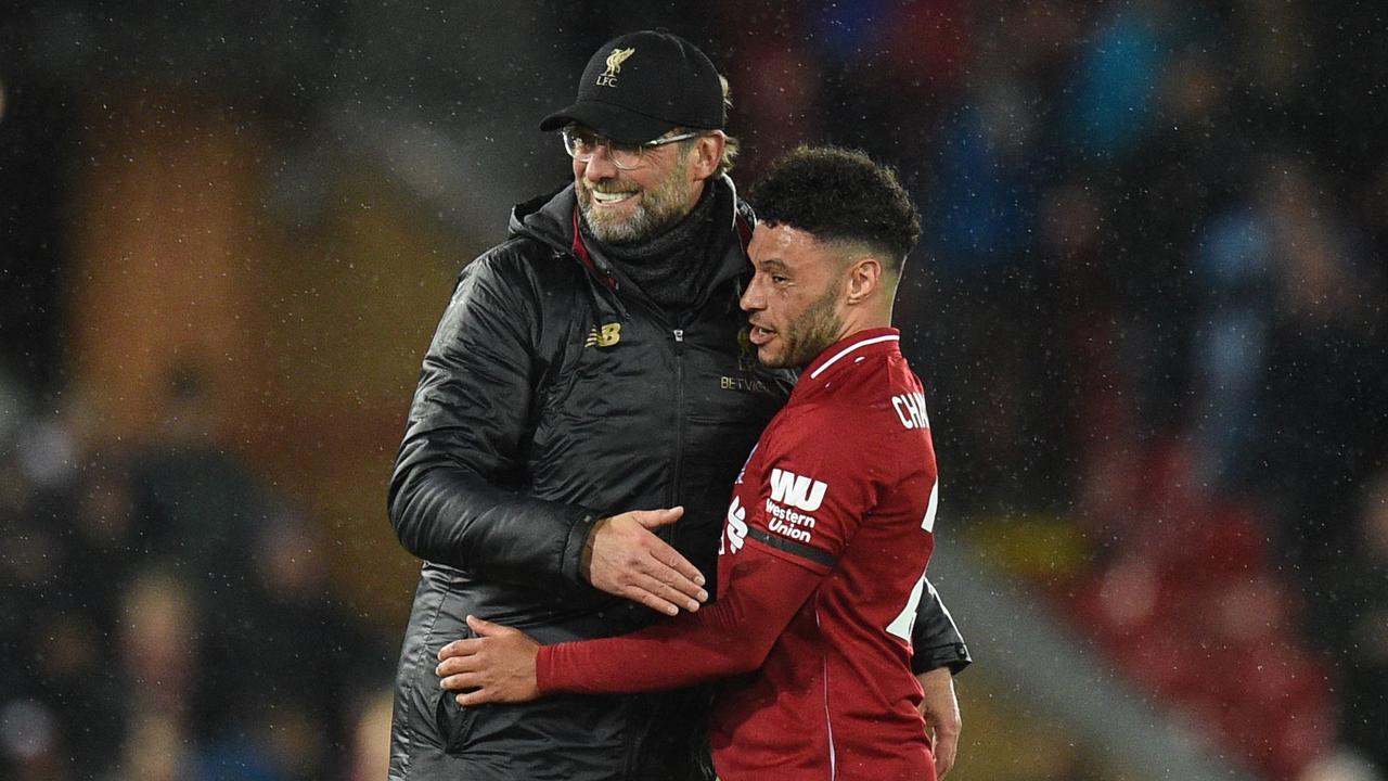 Liverpool's German manager Jurgen Klopp (L) gestures with Liverpool's English midfielder Alex Oxlade-Chamberlain