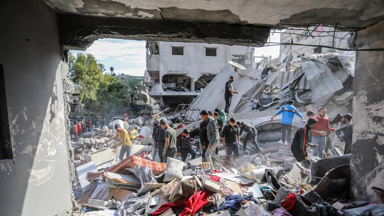 Palestinians carry out search and rescue operations amid the destruction caused by Israeli air strikes on December 08, 2023 in Khan Yunis, Gaza. Picture: Ahmad Hasaballah/Getty Images