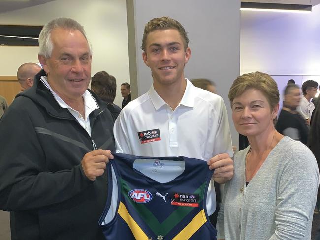 Sam Banks with parents Laurie and Jo-Anne after receiving his AFL Academy jumper in 2021.