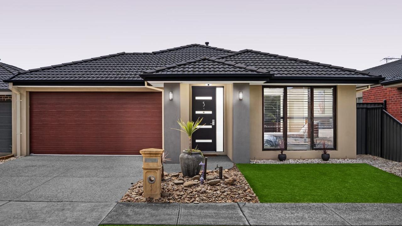 AUCTION TO WATCH: <a href="https://www.realestate.com.au/property-house-vic-wollert-147034208?sourcePage=rea:p4ep:property-details&amp;sourceElement=avm-currently-advertised-view-listing" target="_self">5 Risdon Chase, Wollert</a> – 30 families and young couples have looked through this four-bedroom house.